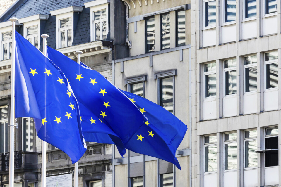 Internasjonal solidaritet, kosmopolitiske verdier og fellesskapets langsiktige gevinster bør få større plass i den norske EU-debatten fremover, mener Roberto Iacono. EU-flagg i Brussel.