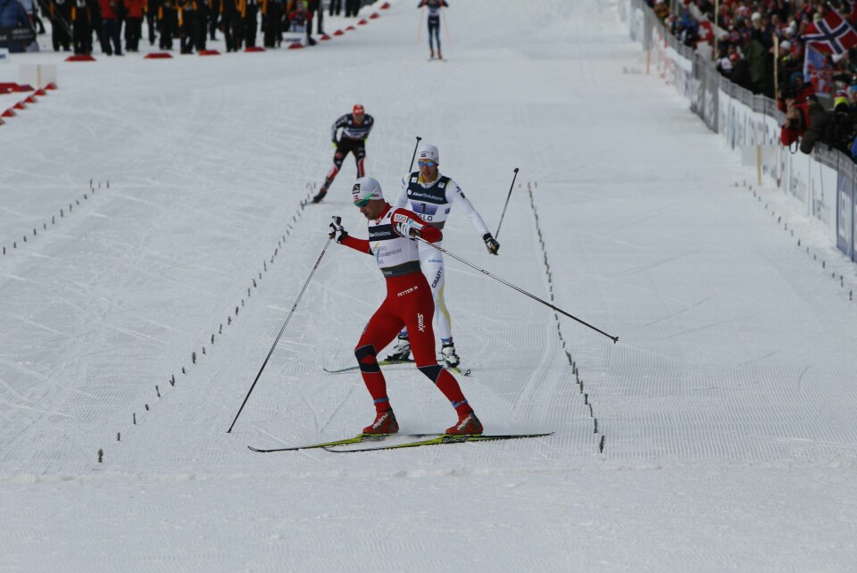 Petter Northug skrenser opp på målstreken på stafetten og provoserer sølvvinnerne fra Sverige maksimalt.(Gorm Kallestad/NTB) Petter Northug skrenser opp på målstreken på stafetten og provoserer sølvvinnerne fra Sverige maksimalt.