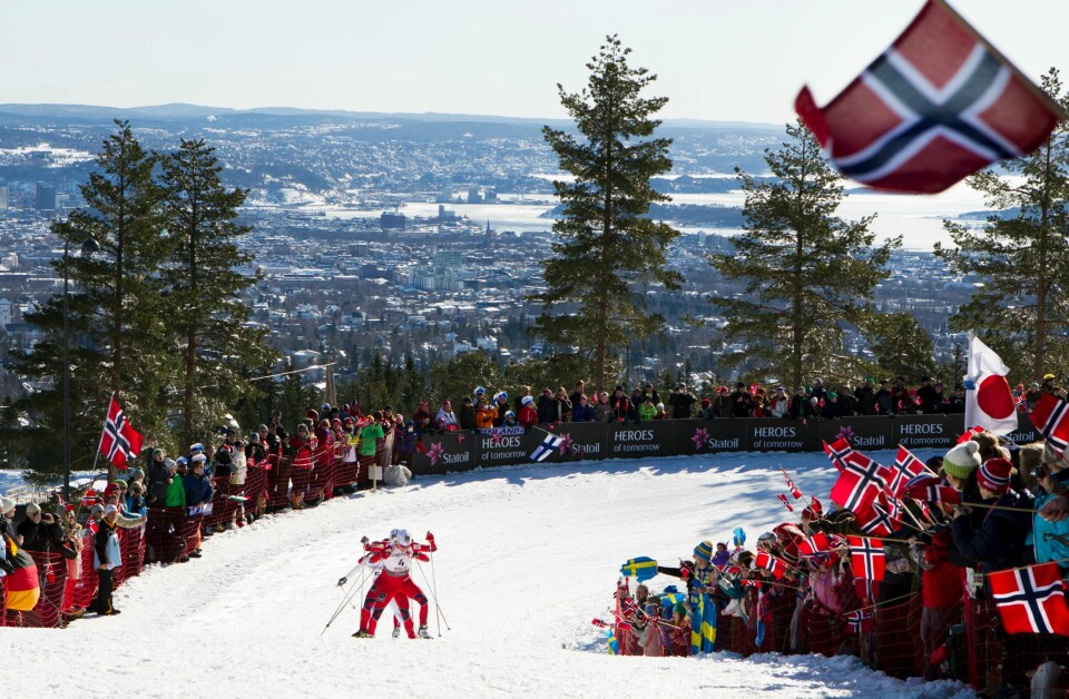 Det var som et vinterlig 17. mai-tog da Therese Johaug og Marit Bjørgen var på vei opp til Frognerseteren.(Berit Roald/NTB) Det var som et vinterlig 17. mai-tog da Therese Johaug og Marit Bjørgen var på vei opp til Frognerseteren.