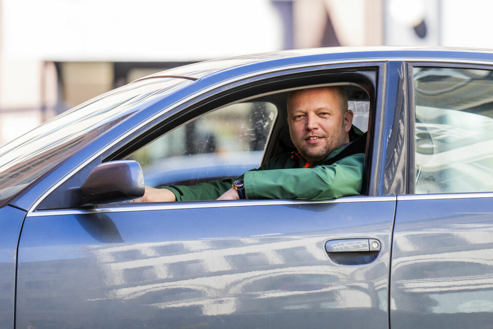 Leder i Senterpartiet Trygve Slagsvold Vedum viser fram sin Audi A6 2002-modell utenfor Stortinget. Han er ikke fornøyd med at det foreslås EU-kontroll hvert år for denne typen biler. Leder i Senterpartiet Trygve Slagsvold Vedum viser fram sin Audi A6 2002-modell utenfor Stortinget. Han er ikke fornøyd med at det foreslås EU-kontroll hvert år for denne typen biler. Foto: Fredrik Varfjell / NTB