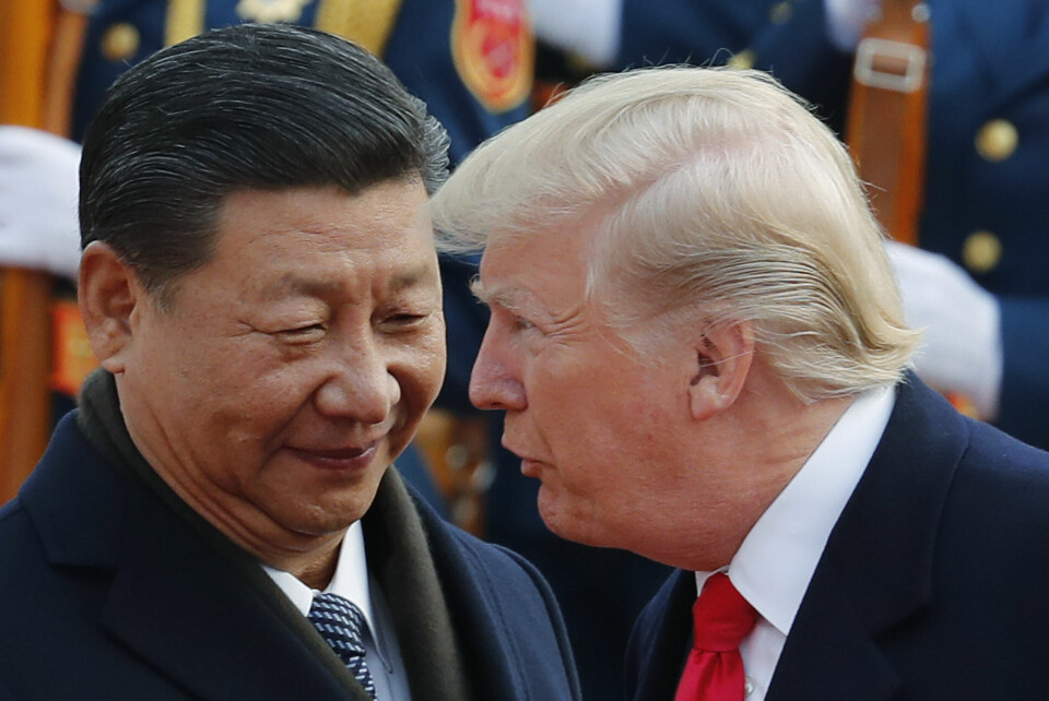 Kinas president Xi Jinping og USAs president Donald Trump avbildet tilbake i 2017. In this Nov. 9, 2017, photo, U.S. President Donald Trump, right, talks to Chinese President Xi Jinping during a welcome ceremony at the Great Hall of the People in Beijing. The brewing China-U.S. trade conflict features two leaders whoÄôve expressed friendship but are equally determined to pursue their nation's interests and their own political agendas. But while Trump faces continuing churn in his administration and a tough challenge in midterm congressional elections, Xi leads an outwardly stable authoritarian regime. Xi recently succeeded in pushing through a constitutional reform allowing him to rule for as long as he wishes while facing no serious electoral challenge. (AP Photo/Andy Wong)