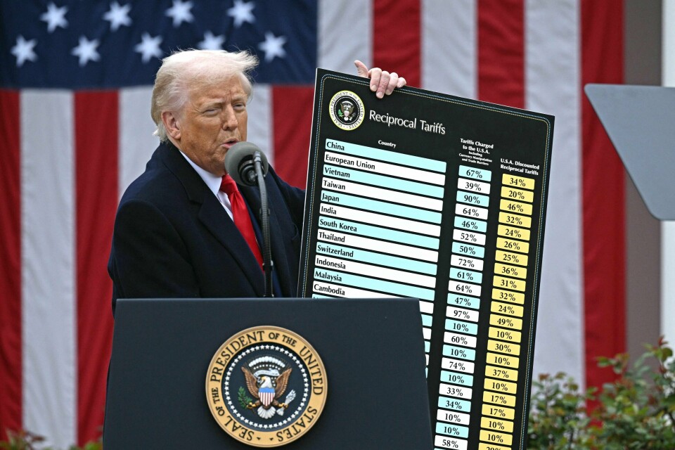 2. april kunngjorde Donald Trump voldsomme straffetollsatser mot USAs handelspartnere. Det sendte verdensmarkedene ut i den verste uroen siden begynnelsen av koronapandemien. Trump kalte dagen «liberation day».(BRENDAN SMIALOWSKI/AFP) US President Donald Trump delivers remarks on reciprocal tariffs as US Secretary of Commerce Howard Lutnick holds a chart during an event in the Rose Garden entitled 'Make America Wealthy Again' at the White House in Washington, DC, on April 2, 2025. Trump geared up to unveil sweeping new 'Liberation Day' tariffs in a move that threatens to ignite a devastating global trade war. Key US trading partners including the European Union and Britain said they were preparing their responses to Trump's escalation, as nervous markets fell in Europe and America. (Photo by Brendan SMIALOWSKI / AFP)