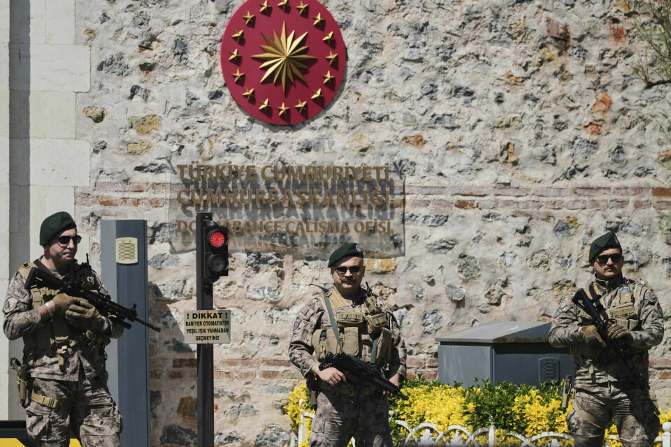 Tyrkiske vakter står utenfor Dolmabahce-palasset hvor det er ventet at fredssamtalene mellom Ukraina og Russland skal finne sted. Tyrkiske vakter står utenfor Dolmabahce-palasset hvor det er ventet at fredssamtalene mellom Ukraina og Russland skal finne sted.