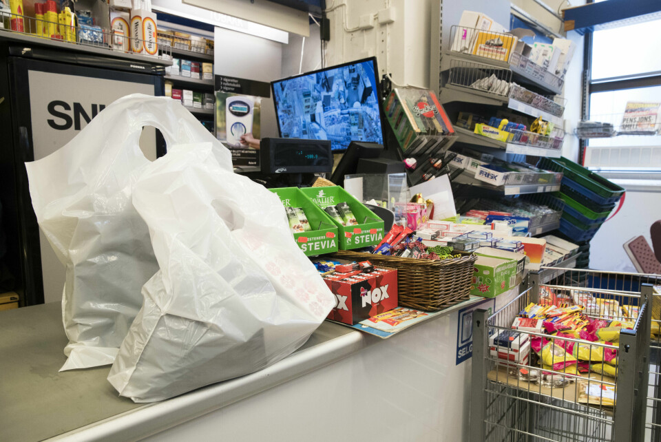 Fra 1. april øker plastposekontingenten til Handelens Miljøfond med 1 krone. Platposeforbruket til nordmenn har gått ned med en million poser siden 2016. Foto: Berit Roald / NTB