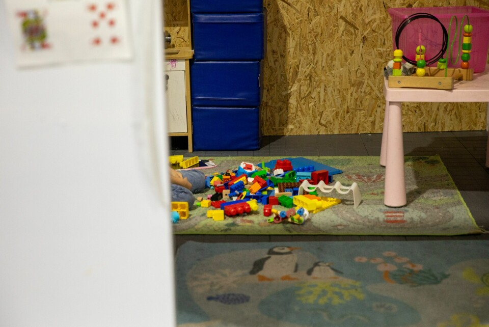 Asylsøkerne som kommer til Nasjonalt ankomstsenter blir først sendt til ventesonen. Det er et stort oppvarmet telt, med plass til 64 personer. Teltet inneholder blant annet et lekerom, da mange som kommer hit er barn.(Kenneth Stensrud) Asylsøkerne som kommer til Nasjonalt ankomstsenter blir først sendt til ventesonen. Det er et stort oppvarmet telt, med plass til 64 personer. Teltet inneholder blant annet et lekerom, da mange som kommer hit er barn.