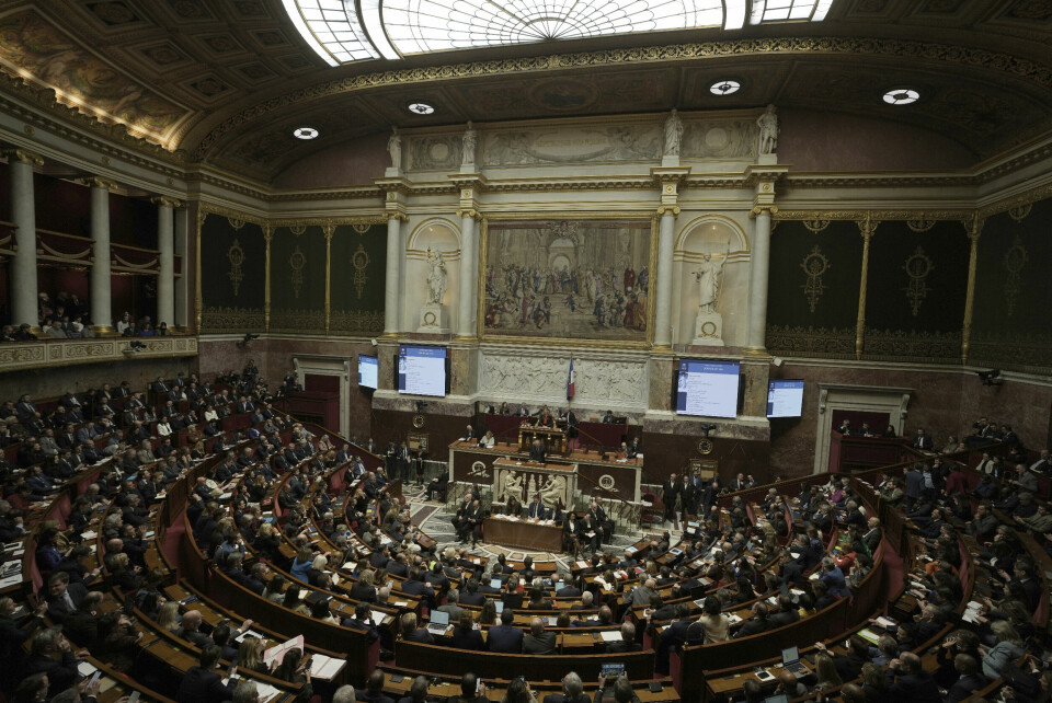 Flertallet i den franske nasjonalforsamlingen har avvist mistillitsforslaget mot regjeringen. Flertallet i den franske nasjonalforsamlingen har avvist mistillitsforslaget mot regjeringen. Foto: Thibault Camus / AP / NTB