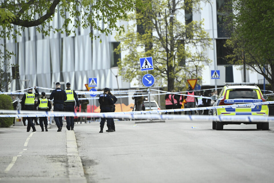 Politi på stedet etter skytingen i Uppsala tirsdag. Lørdag opplyser svensk påtalemyndighet at to nye er pågrepet i saken. Dermed har seks personer status som mistenkt. Tre personer ble skutt og drept i Uppsala tirsdag. Foto: Fredrik Sandberg / TT / NTB