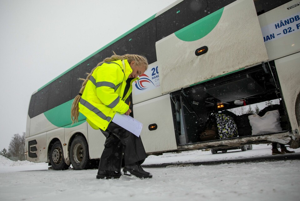 Per nå har 86.995 ukrainere fått innvilget kollektiv beskyttelse i Norge, ifølge UDI. Denne mandagen kom en ny buss med 30 ukrainske flyktninger til Nasjonalt Ankomstsenter, som Patrycja Mackowiak tok imot.(Kenneth Stensrud) Per nå har 86.995 ukrainere fått innvilget kollektiv beskyttelse i Norge, ifølge UDI. Denne mandagen kom en ny buss med 30 ukrainske flyktninger til Nasjonalt Ankomstsenter, som Patrycja Mackowiak tok imot.
