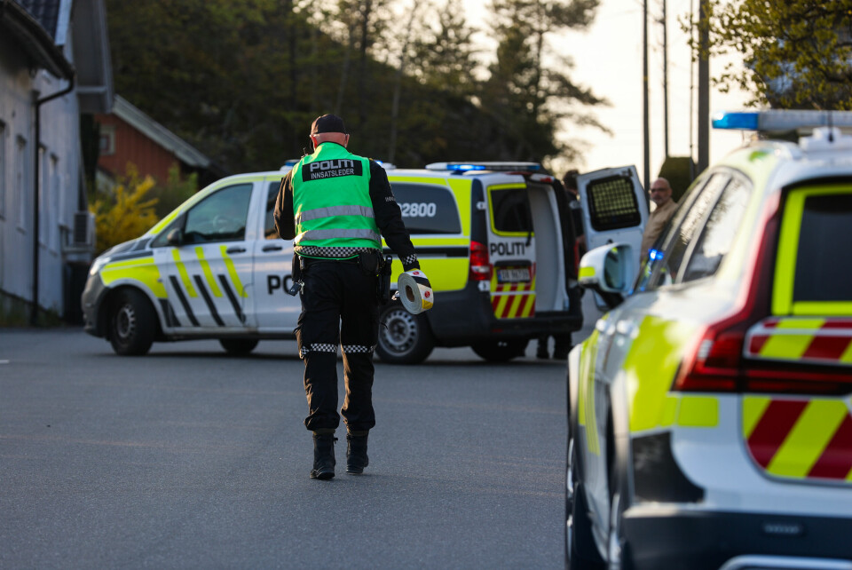 Seks tenåringer pågrepet for drapsforsøk etter knivstikking i Sandefjord 1. mai. Her er politiet på stedet. En mindreårig person er kjørt til sykehus med alvorlige skader etter en trolig knivstikking i Sandefjord. Foto: Trond Reidar Teigen / NTB