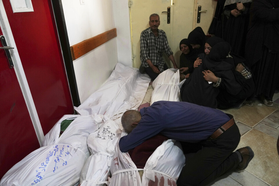 Palestinere sørger over slektninger som ble drept i et israelsk angrep i Jabalia nord på Gazastripen onsdag. Palestinere sørger over slektninger som ble drept i et israelsk angrep i Jabalia nord på Gazastripen onsdag. Foto: Jehad Alshrafi / AP / NTB