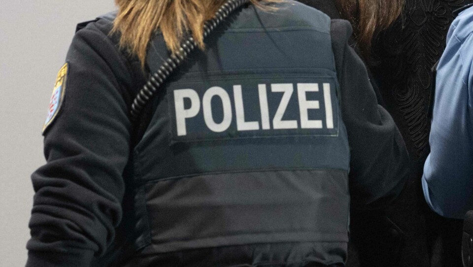 Illustrasjonsfoto. Defendant Vitalia B (C), partner of alleged ringleader Prince Heinrich XIII Reuss (not in picture) arrives for the start of a session of the trial against herself, a former MP and ex-army officers accused of masterminding a conspiracy theory-driven plot to attack the German parliament and topple the government, on May 28, 2024 in Frankfurt am Main, western Germany. In all, six men and three women accused of belonging to or supporting the group face trial in Frankfurt in one of the biggest cases heard by German courts in decades. Prosecutors accuse the group, which includes a former politician and ex-army officers, of preparing a 'treasonous undertaking' to storm the German parliament Bundestag and take MPs hostage. (Photo by Boris Roessler / POOL / AFP) / GERMAN COURT REQUESTS THAT THE FACES OF POLICE AND JUSTICE OFFICERS HAVE TO BE MADE UNRECOGNISABLE