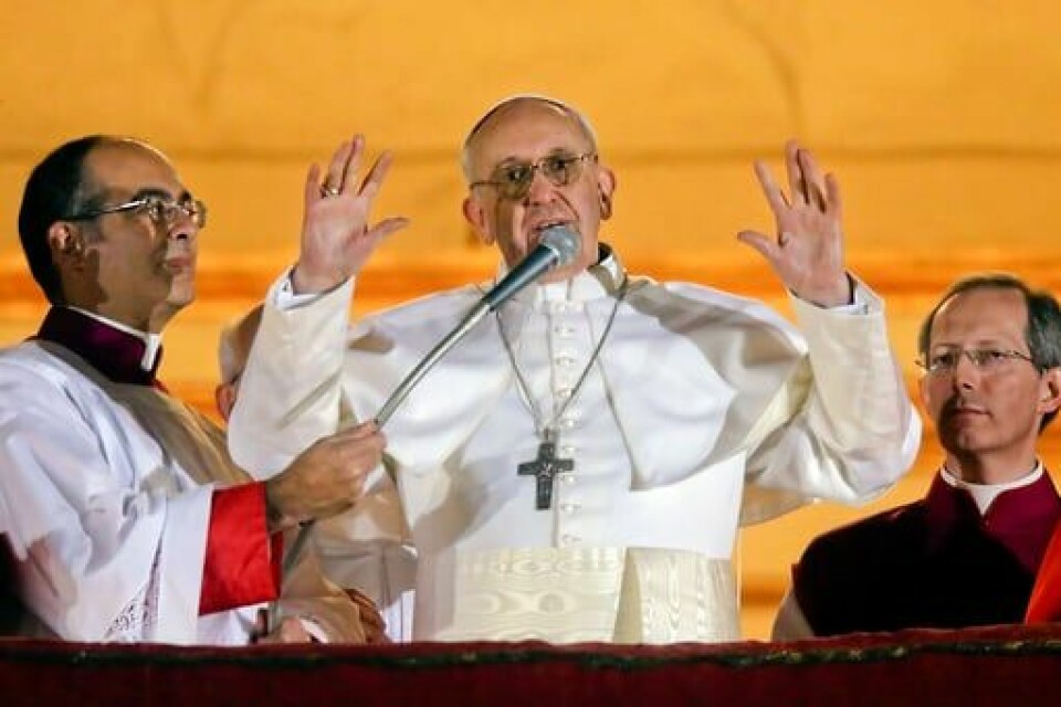 Kardinal Jorge Bergoglio etter at han ble valgt som den 266. paven i Den katolske kirke, 13. mars 2013. Han tok pavenavnet Frans.(Gregorio Borgia/AP) Kardinal Jorge Bergoglio etter at han ble valgt som den 266. paven i Den katolske kirke, 13. mars 2013. Han tok pavenavnet Frans. Arkivfoto: Gregorio Borgia / AP / NTB