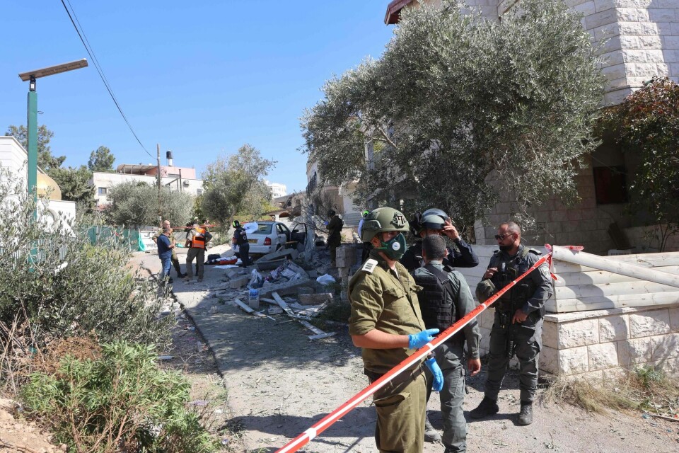 Israelsk politi og redningsmannskaper ved åstedet der en rakett landet, i byen Maalot-Tarshiha nord i Israel i oktober. Israelsk politi og redningsmannskaper ved åstedet der en rakett landet, i byen Maalot-Tarshiha nord i Israel i oktober.