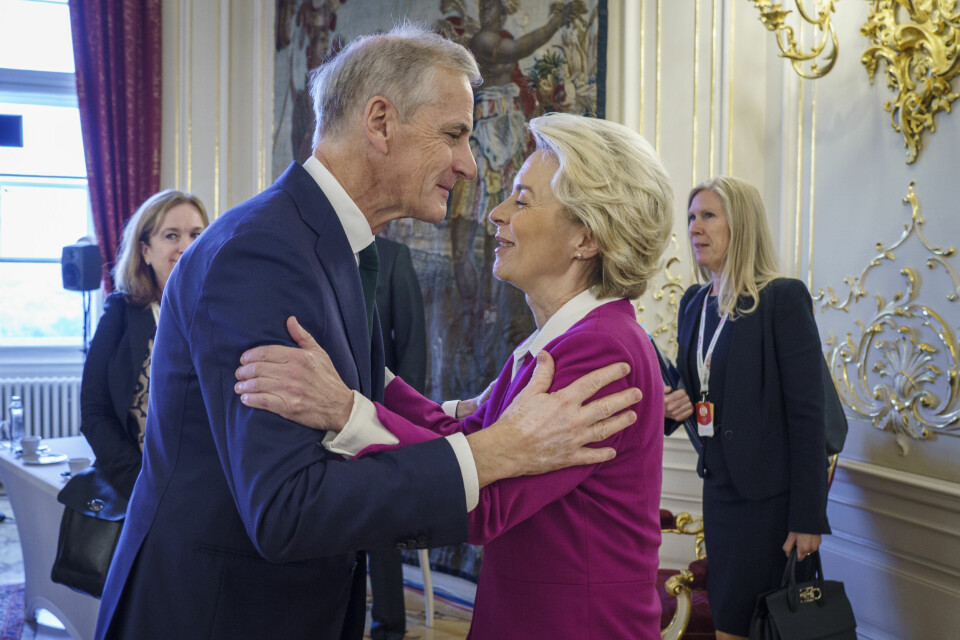 Statsminister Jonas Gahr Støre klemmer Ursula von der Leyen, Europakommisjonens president. Men en debatt om EU vil han ikke ha, skriver Heidi Nordby Lunde. Statsminister Jonas Gahr Støre klemmer Ursula von der Leyen, Europakommisjonens president. Men en debatt om EU vil han ikke ha, skriver Heidi Nordby Lunde.