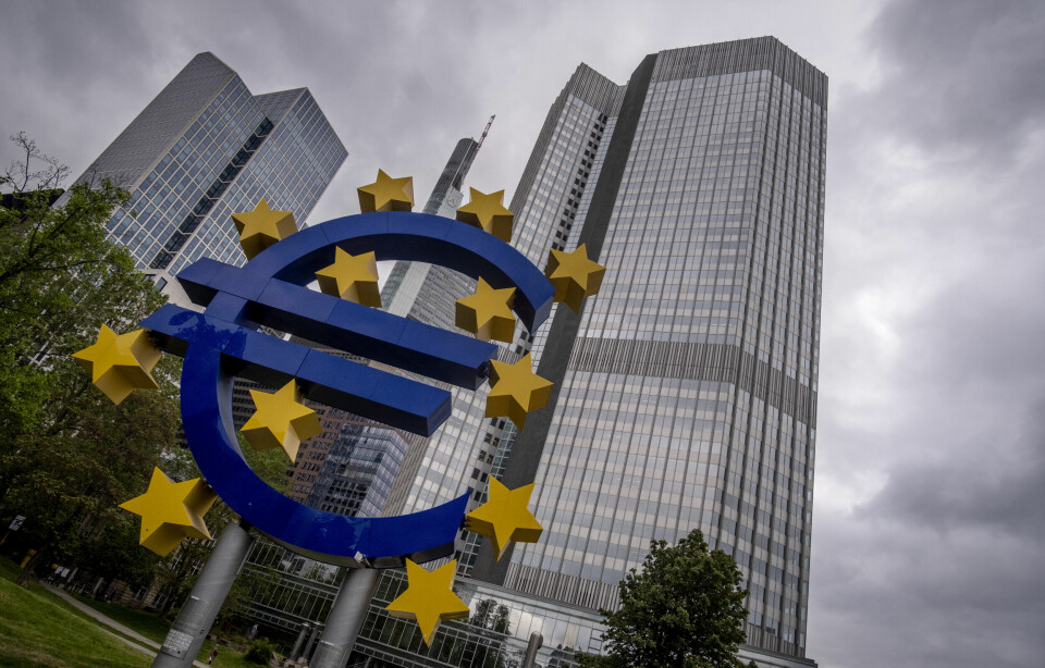 Torsdag kom Den europeiske sentralbanken med rentebeslutning for eurosonen. En skulptur av eurosymbolet står utenfor Den europeiske sentralbankens hovedkvarter i Frankfurt. Banken markerer sin 25-årsdag onsdag mens den kjemper mot vedvarende høy inflasjon. Foto: Michael Probst / AP / NTB