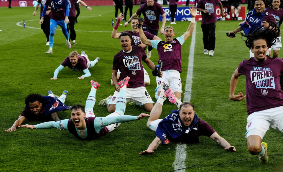 Burnley-spillerne jubler etter at opprykket ble sikret mandag Burnley-spillerne feirer opprykk til Premier League etter hjemmeseieren over Sheffield United. Foto: Nick Potts, PA via AP / NTB