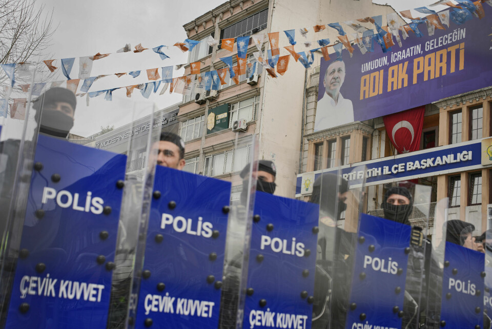 Politiet sperrer utenfor en politistasjon i Istanbul, der ordfører Ekrem Imamoglu skal være anholdt. Politiet sperrer utenfor en politistasjon i Istanbul, der ordfører Ekrem Imamoglu skal være anholdt. Foto: Emrah Gurel / AP / NTB