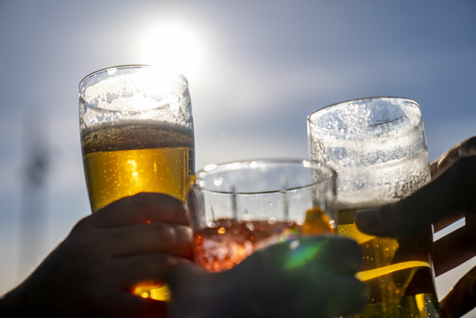 Det kan bli folksomt på uteserveringene sør for Stad og Dovre. Flere steder kan det bli godt over 15 grader på Sør- og Østlandet (TORSDAG) Foto: Torstein Bøe / NTB
