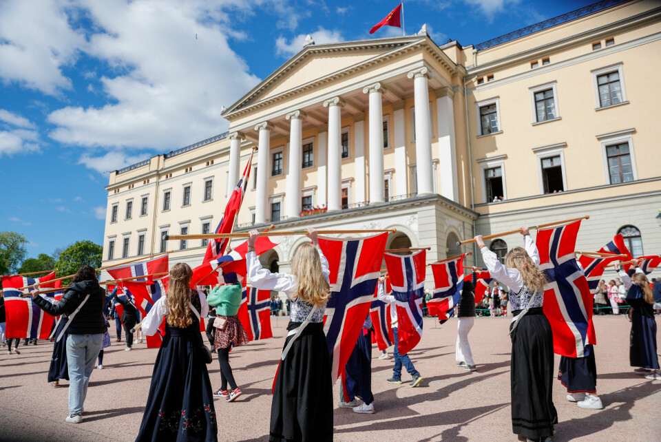 Høyre, Frp og Venstre sørget for at det nå kan serveres alkohol fra klokken 08.00, i stedet for klokken 12.00, under 17. mai i Oslo - to timer før barnetoget starter. Det skaper reaksjoner. Oslo 20230517. Barnetoget hilser på kongefamilien som står på slottsbalkongen under 17.mai-feiringen i Oslo.Foto: Frederik Ringnes / NTB
