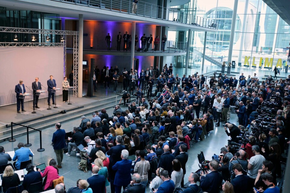 Det var mange folk i salen under pressekonferansen i Berlin onsdag.(Markus Schreiber/AP) Det var mange folk i salen under pressekonferansen i Berlin onsdag.