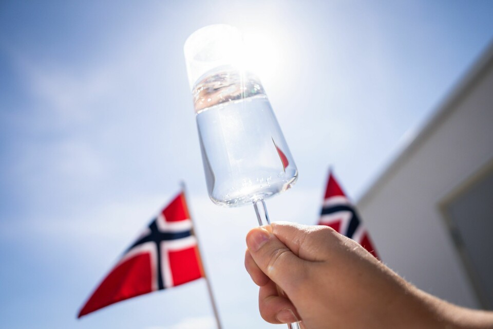 Tidligere måtte utesteder i Oslo vente til kl. 12.00 med å servere alkohol på helligdager som 17. mai. Nå har skjenketiden blitt utvidet til fire timer tidligere.(Beate Oma Dahle/NTB) Oslo 20240516. Illustrasjonsbilde av 17. mai. Champagne, prosecco, fyll, alkohol, 17.mai, nasjonaldag, nasjonaldagen, flaggFoto: Beate Oma Dahle / NTB