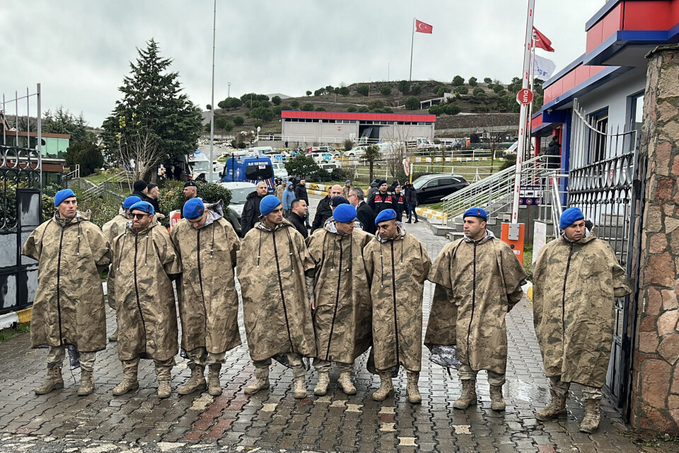 Sikkerhetsstyrker i nærheten av fabrikken som ble rammet av en eksplosjon. Sikkerhetsstyrker i nærheten av fabrikken som ble rammet av en eksplosjon. Foto: IHA via AP / NTB