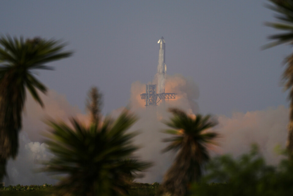 SpaceX' gigantrakett Starship ble tirsdag kveld skutt opp fra Texas. Etter en halvtimes tid begynte raketten å spinne ukontrollert. SpaceX' gigantrakett Starship ble tirsdag kveld skutt opp fra Texas. Etter en halvtimes tid begynte raketten å spinne ukontrollert. Foto: Eric Gay / AP / NTB