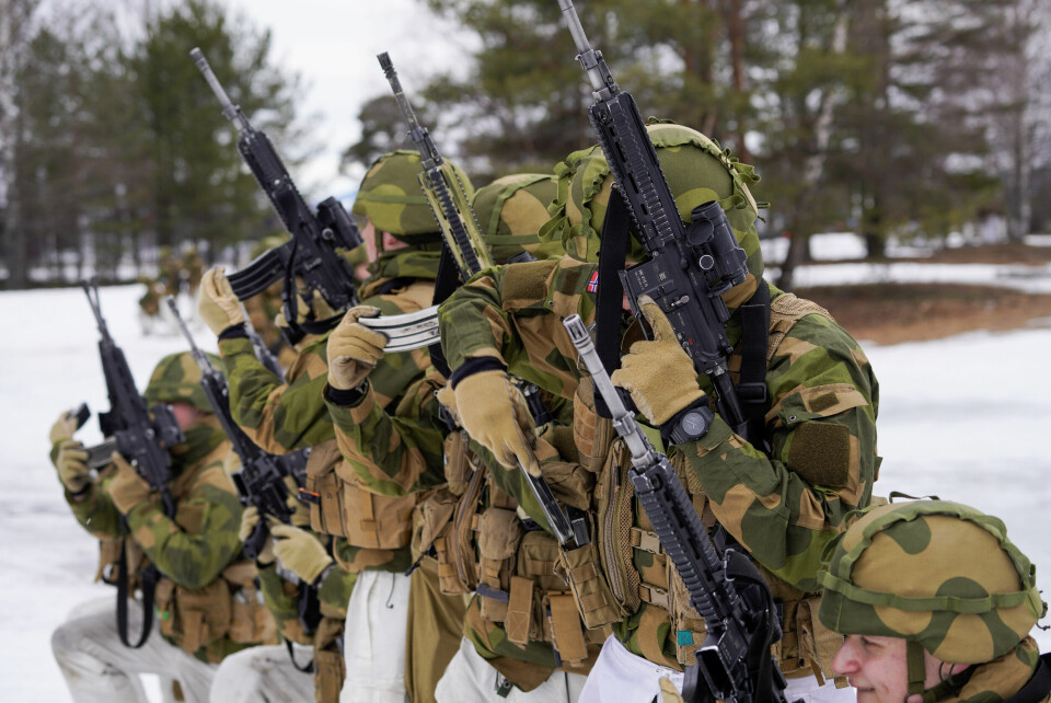 Rekrutter trener på å skifte ammunisjon i Terningmoen leir. Foto: Ole Berg-Rusten / NTB