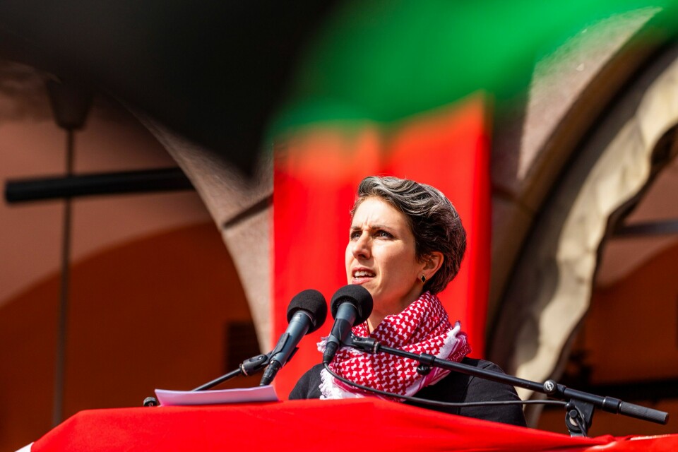 Palestinakomiteens leder Line Khateeb er en av talerne på Youngstorget 1. mai. Her fra talerstolen under markeringa av arbeidernes internasjonale kampdag i 2022.(Håkon Mosvold Larsen/NTB) Palestinakomiteens leder Line Khateeb er en av talerne på Youngstorget 1. mai. Her fra talerstolen under markeringa av arbeidernes internasjonale kampdag i 2022.