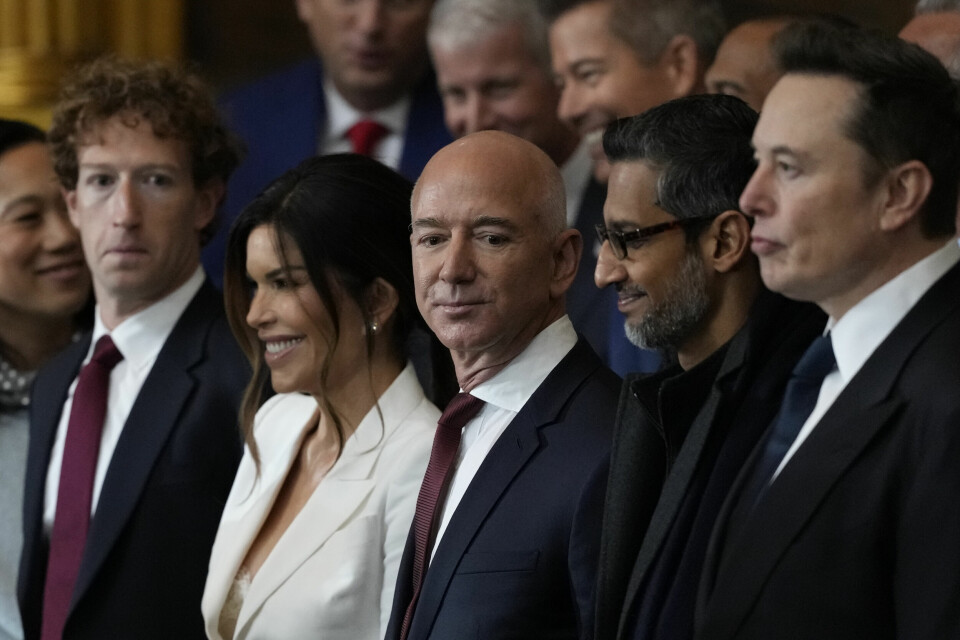 Når det kommer til å fordele stor rikdom, har faktisk Norge noe å lære verden, mener innleggsforfatterne. Avbildet er noen av verdens rikeste, Mark Zuckerberg, Jeff Bezos og Elon Musk. Guests including Mark Zuckerberg, Jeff Bezos, Sundar Pichai and Elon Musk, arrive before the 60th Presidential Inauguration in the Rotunda of the U.S. Capitol in Washington, Monday, Jan. 20, 2025. (AP Photo/Julia Demaree Nikhinson, Pool)