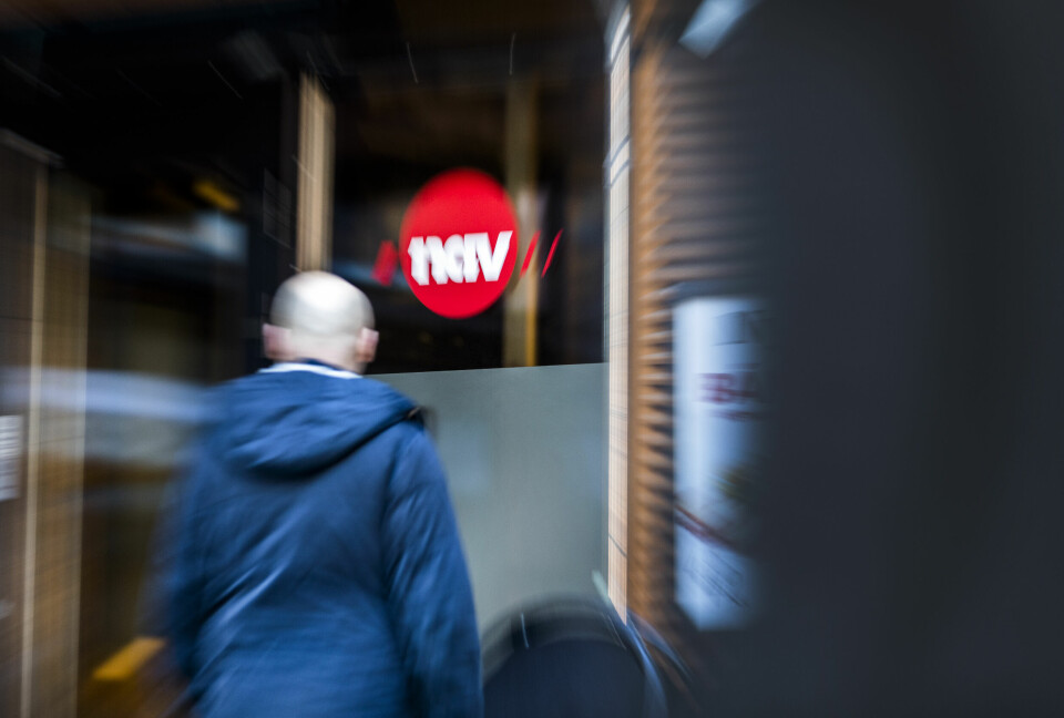 Illustrasjonsfoto. Bildet viser en mann som går inn på NAV. I fjor fikk 119.400 sosialhjelp.