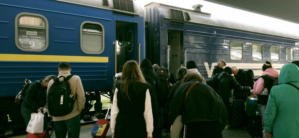 Klokka nærmer seg 03.00 på nattoget til Kyiv. Jeg spør Yuri hva han tenker om fremtiden. «Vi har ikke råd til å tenke på det,» sier han. Kan ikke gjenbrukes
