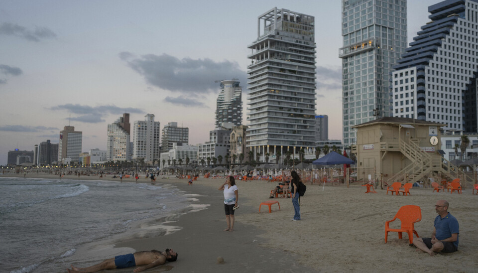 Mens det hersker idyll på stranden i Israels nest største by Tel Aviv, faller israelske bomber over Gazastripen noen mil lenger sør.