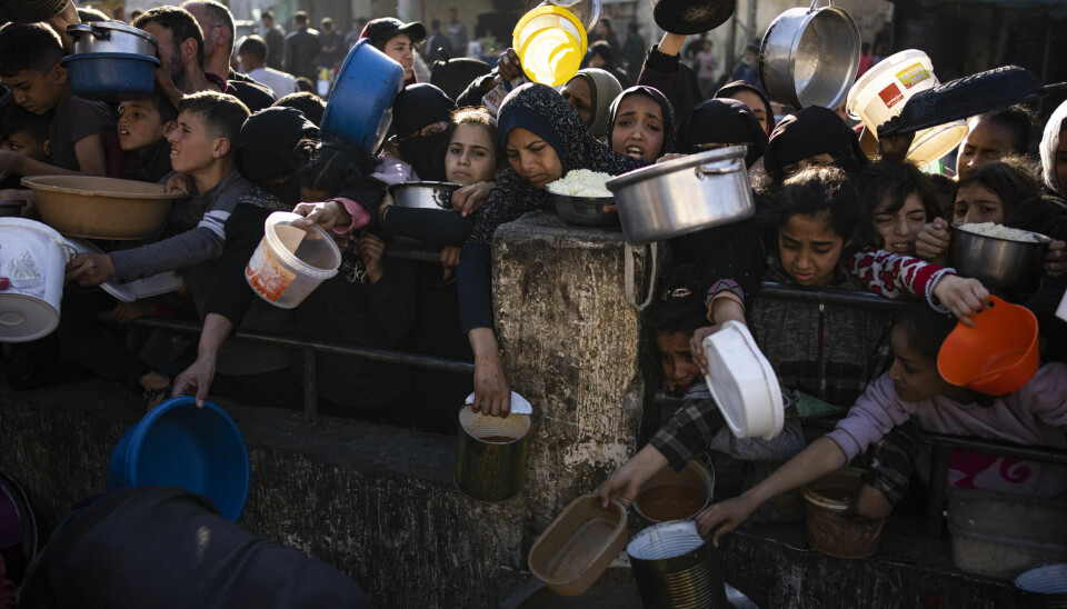 Desperate palestinske barn i kø ved et suppekjøkken i Rafah i mars. Lastebiler med store mengder nødhjelp står oppstilt på grensa til Gaza, men Israel nekter å slippe dem inn.