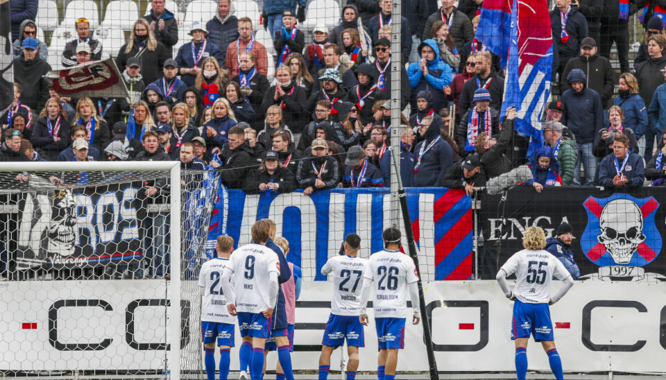 VIF-spillerne takker de over 400 VIF-supporterne som hadde tatt turen til Tromsø lørdag. VIF-spillerne takker de over 400 VIF-supporterne som hadde tatt turen til Tromsø lørdag.