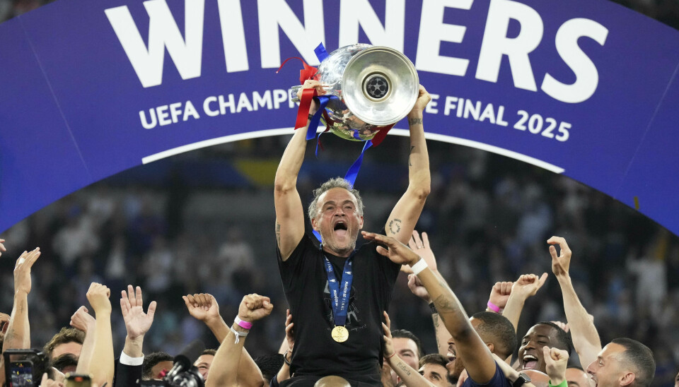 Paris Saint-Germain's spanske manager Luis Enrique løfter mesterliga-trofeet i München lørdag kveld. Paris Saint-Germain's spanske manager Luis Enrique løfter mesterliga-trofeet i München lørdag kveld.