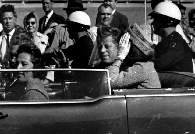 President John F. Kennedy vinket fra bilkortesjen ett minutt før han ble skutt 22. november 1963 i Dallas. President John F. Kennedy vinket fra bilkortesjen ett minutt før han ble skutt 22. november 1963 i Dallas. Foto: Jim Altgens / AP / NTB
