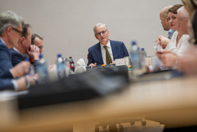Statsminister Jonas Gahr Støre (Ap), finansminister Trygve Slagsvold Vedum (Sp), utenriksminister Espen Barth Eide (Ap) og næringsminister Cecilie Myrseth (Ap) møter norske eksportbedrifter på Statsministerens kontor for å diskutere konkurransekraft og markedstilgang i begynnelsen av januar. Statsminister Jonas Gahr Støre (Ap), finansminister Trygve Slagsvold Vedum (Sp), utenriksminister Espen Barth Eide (Ap) og næringsminister Cecilie Myrseth (Ap) møter norske eksportbedrifter på Statsministerens kontor for å diskutere konkurransekraft og markedstilgang i begynnelsen av januar.