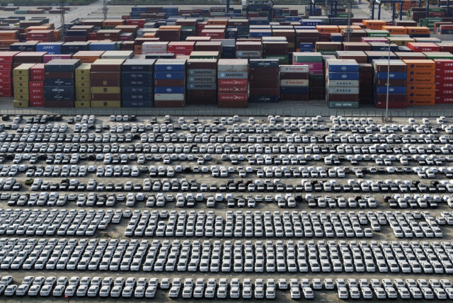 Nye Volvoer parkert ved konteinere i påvente av å bli eksportert på havnen i Nanjing i Jiangsu-provinsen øst i Kina onsdag. Nye Volvoer parkert ved konteinere i påvente av å bli eksportert på havnen i Nanjing i Jiangsu-provinsen øst i Kina onsdag. Foto: Chinatopix / AP / NTB