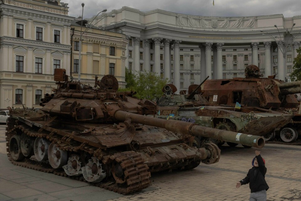 Ødelagte russiske stridsvogner i den ukrainske hovedstaden Kyiv.(ROMAN PILIPEY/AFP) Ødelagte russiske stridsvogner i den ukrainske hovedstaden Kyiv.