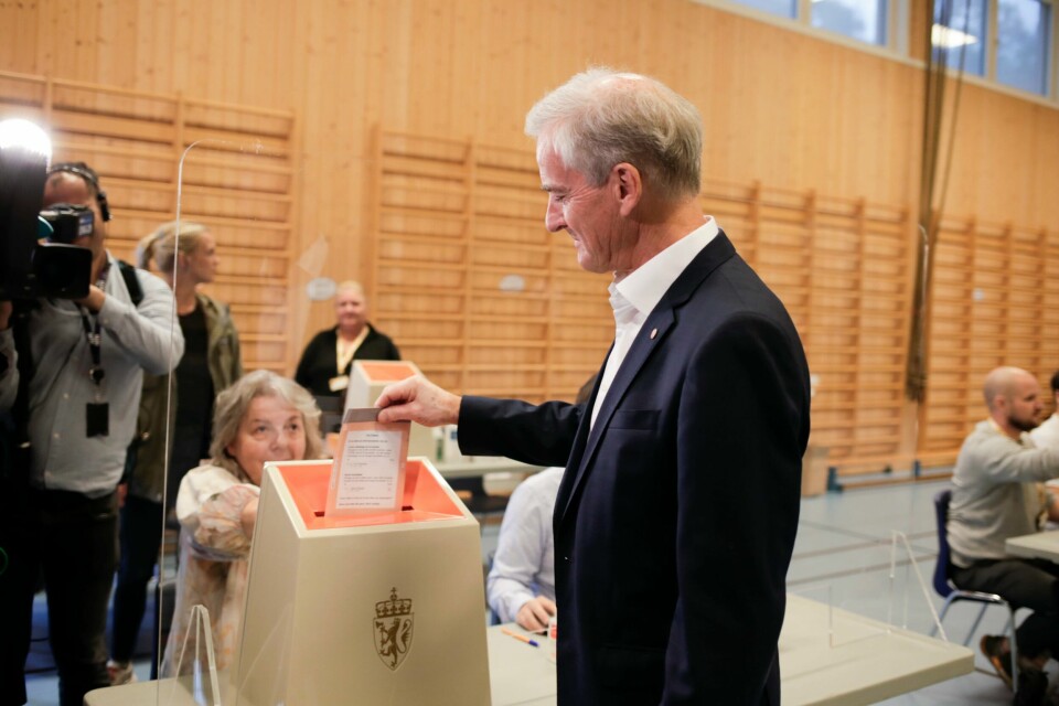 Innleggsforfatteren mener politikerne må snakke de unges språk for å få opp valgdeltakelsen blant de yngste velgerne. På bildet avgir Jonas Gahr Støre (Ap) sin stemme i stortingsvalget 2021 på Svendstuen skole.(Javad Parsa/NTB) Ap-leder Jonas Gahr Støre avgir sin stemme i stortingsvalget 2021 på Svendstuen skole.