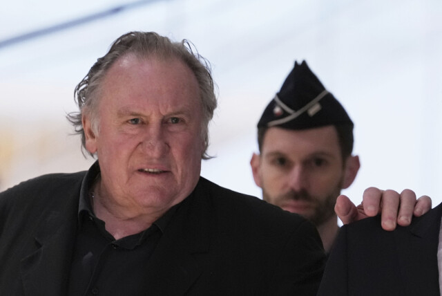 Skuespiller Gérard Depardieu er funnet skyldig i overgrepssaken mot ham. Skuespiller Gérard Depardieu risikerer opptil fem års fengsel i overgrepssaken mot ham. Dommen ventes tirsdag. Foto: Aurelien Morissard / AP / NTB