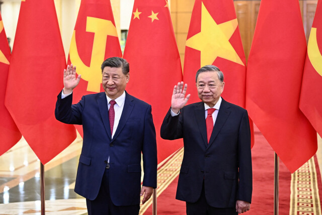 Kinas president Xi Jinping (t.v.) ble tatt imot av lederen av det kommunistiske partiet, To Lam, da han kom på besøk til Vietnam mandag. Xi er på rundtur i Asia for å bedre forholdet til og samarbeidet med flere land. Vietnam's Communist Party General Secretary To Lam and China's President Xi Jinping wave during a meeting at the office of the Party Central Committee in Hanoi on April 14, 2025. NHAC NGUYEN/Pool via REUTERS