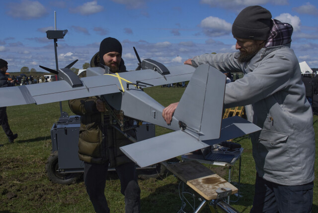 En våpenprodusent viser fram en ukrainskprodusert drone på en forsvarsmesse i Ukraina tidligere denne måneden. En våpenprodusent viser fram en ukrainskprodusert drone på en forsvarsmesse i Ukraina tidligere denne måneden. Foto: Jefrem Lukatskyj / AP / NTB