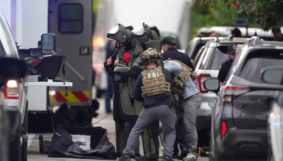 Politiet i aksjon etter at en proisraelsk demonstrasjon i Boulder ble angrepet. Law enforcement officials dress in protective gear to investigate after an attack on the Peark Street Mall Sunday, June 1, 2025, in Boulder, Colo. (AP Photo/David Zalubowski)
