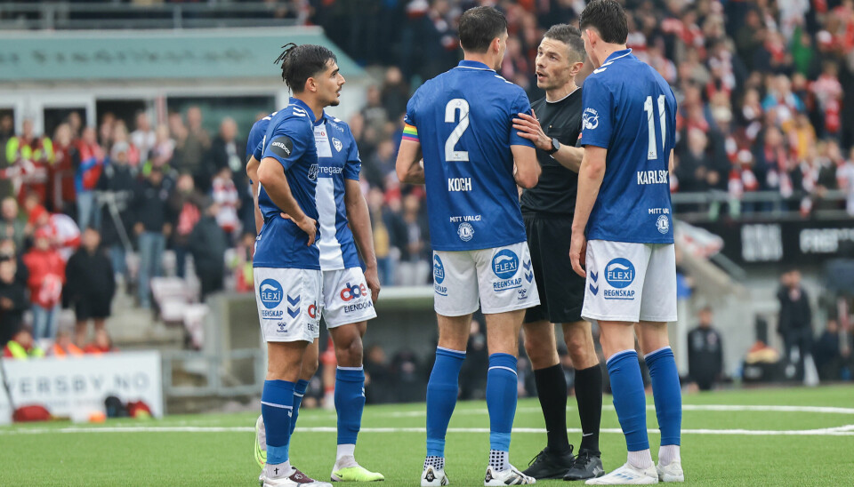 Sarpsborgs spillere ønsket en forklaring fra dommer Tore Hansen etter at bortelagets mål ble annullert for angrep på keeper, mens Fredrikstad slapp unna det samme like etter.