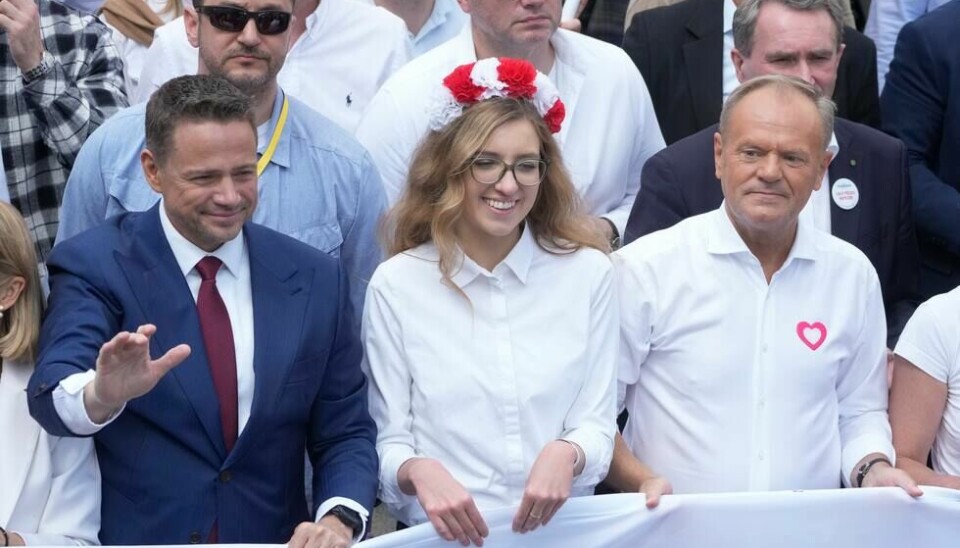 Rafal Trzaskowski (t.v.) gikk på et knepent tap i det polske presidentvalget søndag. Han tilhører samme parti som statsminister Donald Tusk (t.h.). Her går de to i en marsj uka før valget. Rafal Trzaskowski (t.v.) gikk på et knepent tap i det polske presidentvalget søndag. Han tilhører samme parti som statsminister Donald Tusk (t.h.). Her går de to i en marsj uka før valget.
