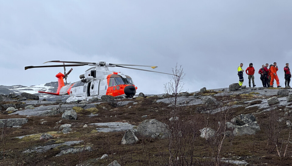 Redningshelikopteret på ulykkesstedet etter at en bil har kjørt av veien og ut i et vann på Bjørnfjell i Narvik i Nordland. Redningshelikopteret på ulykkesstedet etter at en bil har kjørt av veien og ut i et vann på Bjørnfjell i Narvik i Nordland.