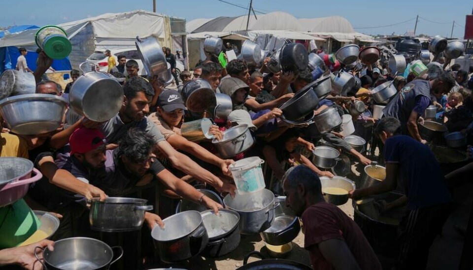 Palestinere står i kø for å få utdelt mat på et felleskjøkken i Khan Younis, sør på Gazastripen, mandag. Palestinere står i kø for å få utdelt mat på et felleskjøkken i Khan Younis, sør på Gazastripen, mandag.