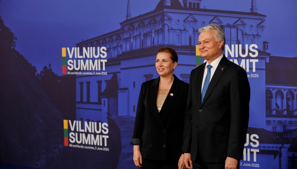 Litauens president Gitanas Nauseda (til høyre) ønsker Danmarks statsminister Mette Frederiksen velkommen til toppmøtet i Vilnius mandag. Lithuania's President Gitanas Nauseda, right, welcomes Denmark's Prime Minister Mette Frederiksen during arrivals for the Vilnius Summit at the Palace of the Grand Dukes of Lithuania in Vilnius, Lithuania, Monday, June 2, 2025. (AP Photo/Mindaugas Kulbis)